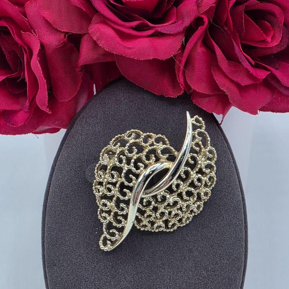 Vintage Gold Tone Filigree Brooch Pin Ornate Leaf Design Fashion Jewelry Retro